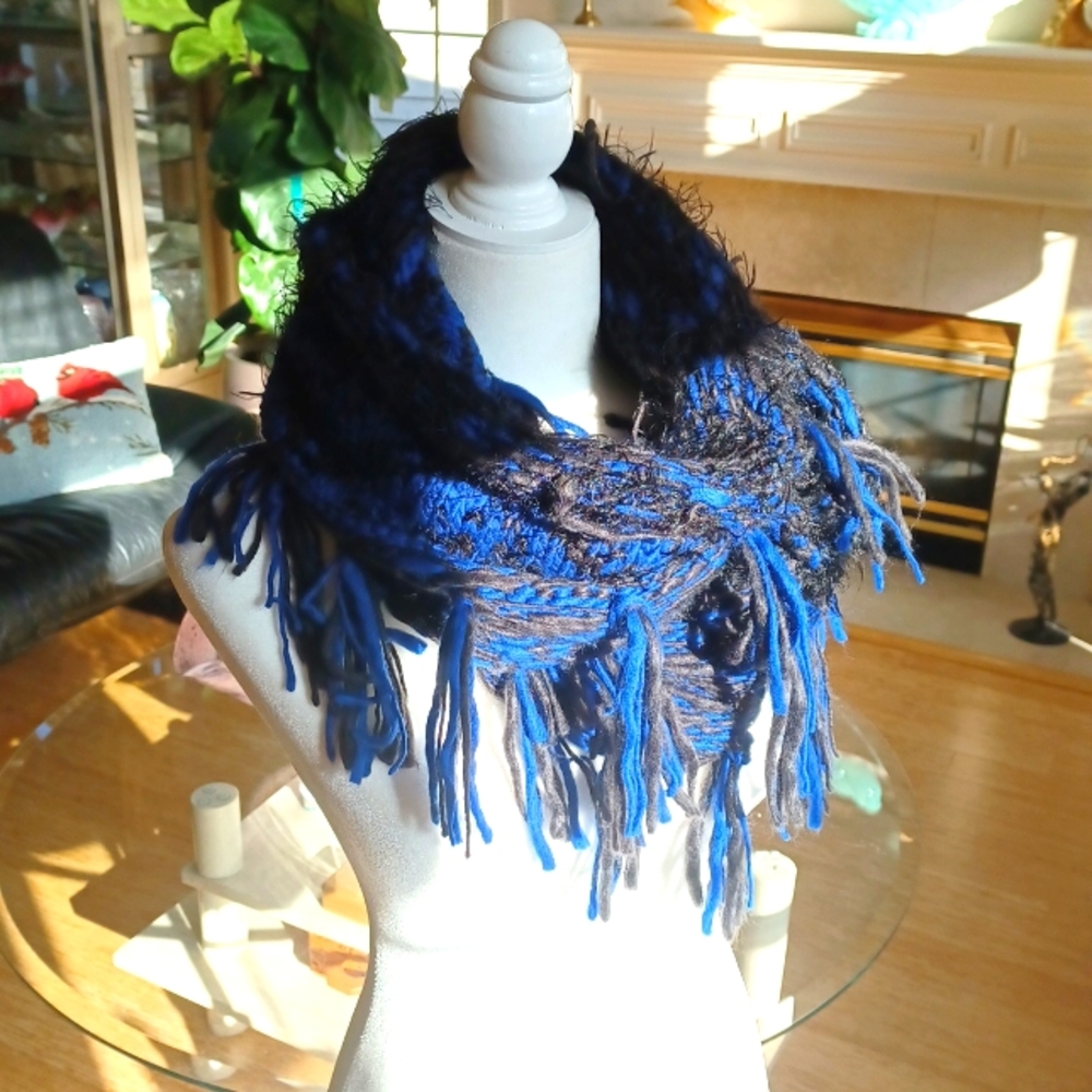 STEVE MADDEN TASSEL SCARF